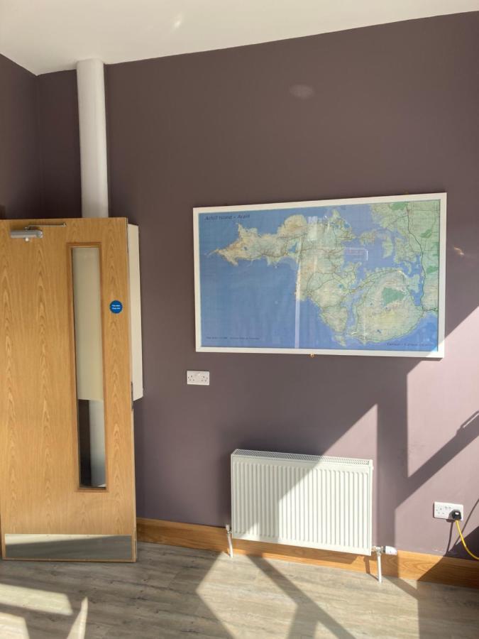 Хостел Achill Surf Centre Bellanasally Экстерьер фото